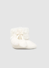 Load image into Gallery viewer, Cream Pom Pom Knit Booties

