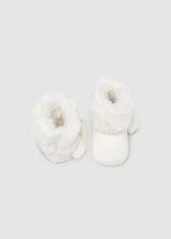 Load image into Gallery viewer, Cream Pom Pom Knit Booties
