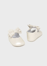 Load image into Gallery viewer, Porcelain Bow Maryjane Shoe
